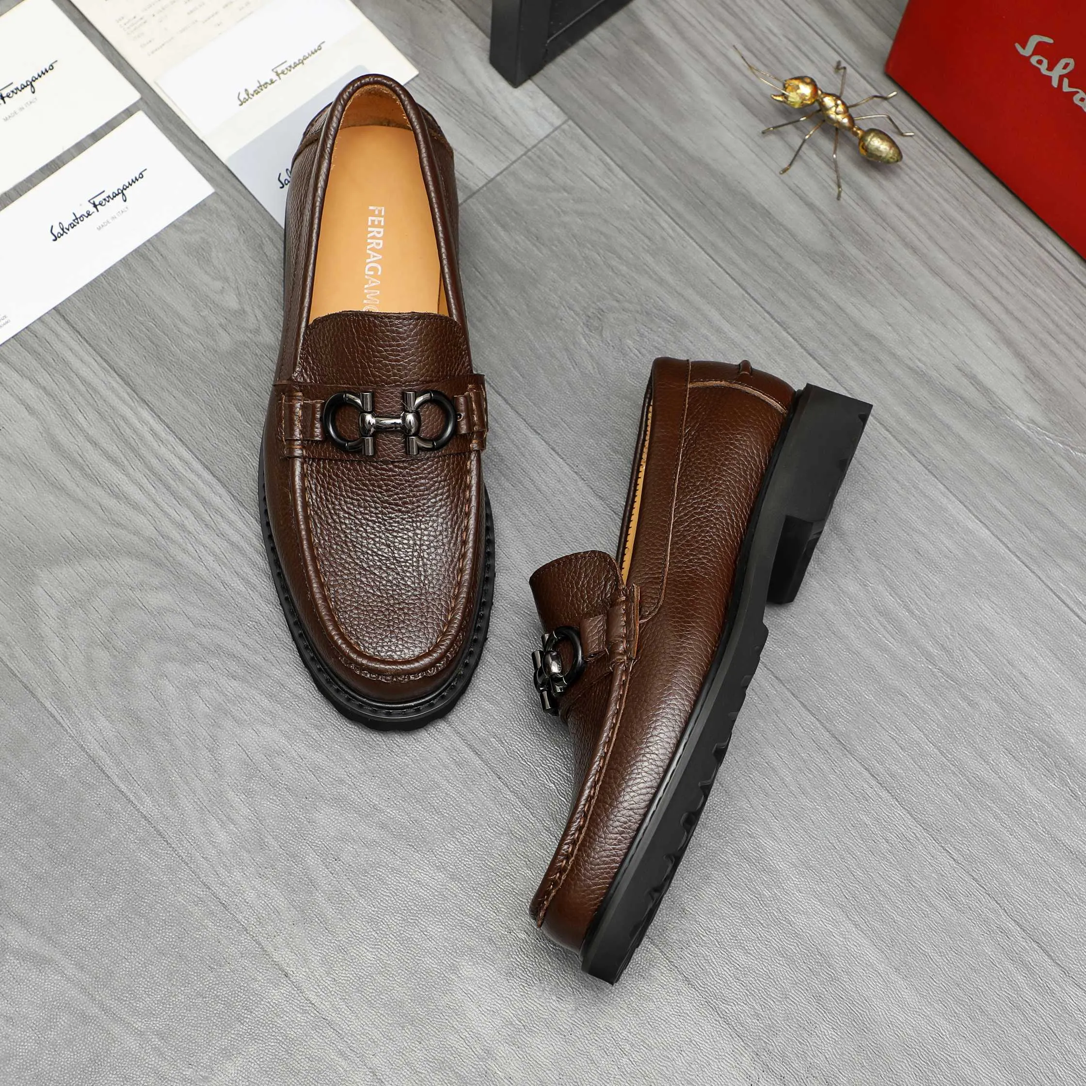 Men's shoes 💰442 Product trademark: Ferragamo "Ferragamo" business formal leather shoes Regular size: 38-46 (45.46 is custom-made and non-returnable) Product materials: Selected pebbled cowhide upper, cowhide lining, non-slip rubber outsole